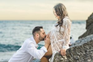 Fotógrafo Premamá en la playa de Nerja en Málaga de Laura